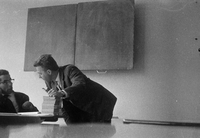 845237 Afbeelding van twee leerkrachten in een klas van de IVO-school P.F. van Overbeekeschool (Barnsteenlaan 6) te Utrecht.